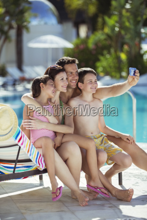 Familie Mit Zwei Kindern Beim Selfie Am Pool Lizenzfreies Bild