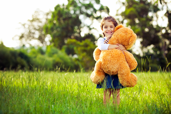 dziewczynka cute stojacy w trawie gospodarstwa