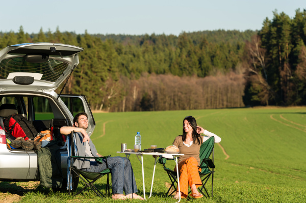 campingbil ungt par nyder picnic landskab