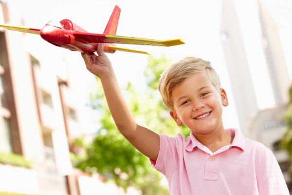 giovane ragazzo fuori con aeroplano gioco
