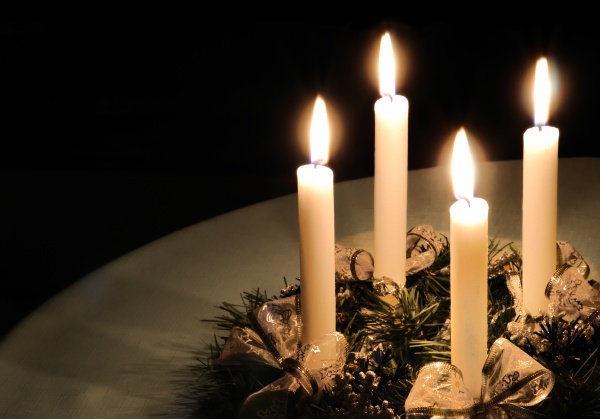navidad advenimiento guirnalda con velas ardientes
