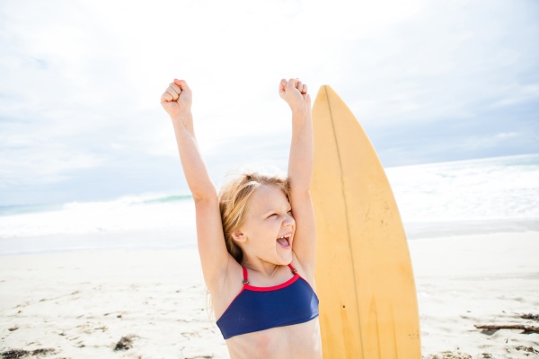 szczesliwa mloda dziewczyna z desek surfingowych