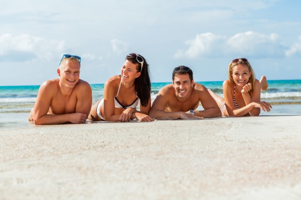 Young people amusing during a beach … – License image – 70050056