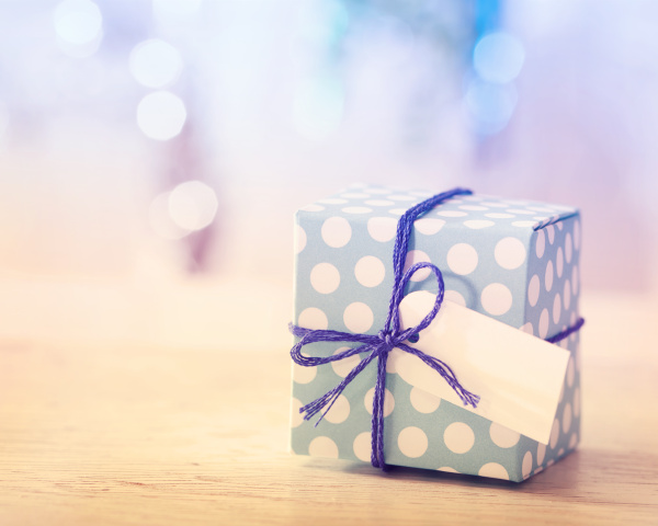 caja de regalo azul y blanco