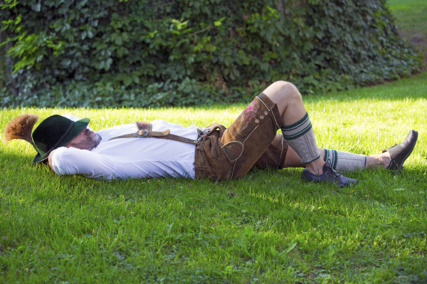 bayerische mann auf dem gras schlafen