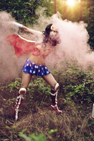 mulher vestindo fantasia de super hero
