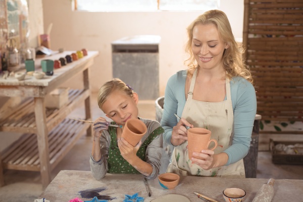 malowanie garncarzy i dziewczynek w warsztacie