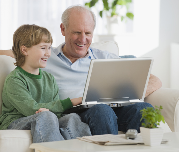 dziadek i wnuk patrzac na laptopa