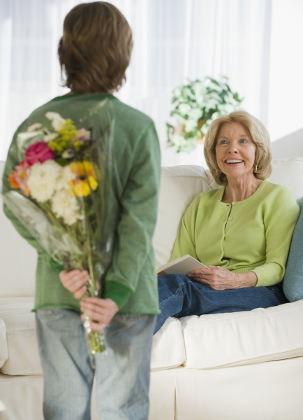 wnuk zaskakujaca babcia z kwiatami