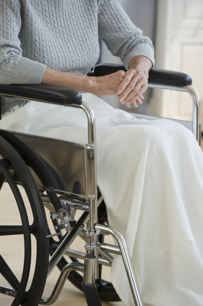 starszy kobiety obsiadanie w wozku inwalidzkim