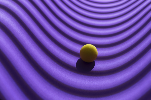 sfera gialla su sfondo geometrico viola