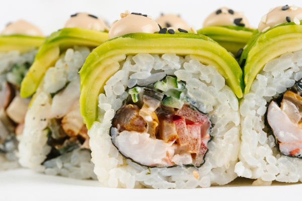 sushi z awokado i warzywami