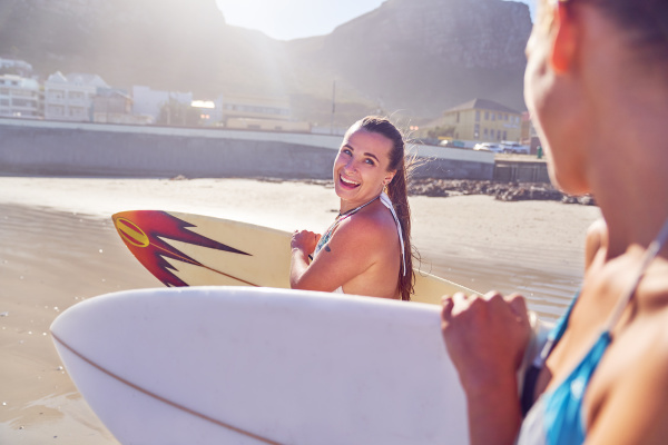 feliz jovem surfista amiga com pranchas