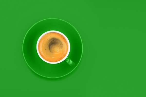 en fuld espresso kaffekop med underkop