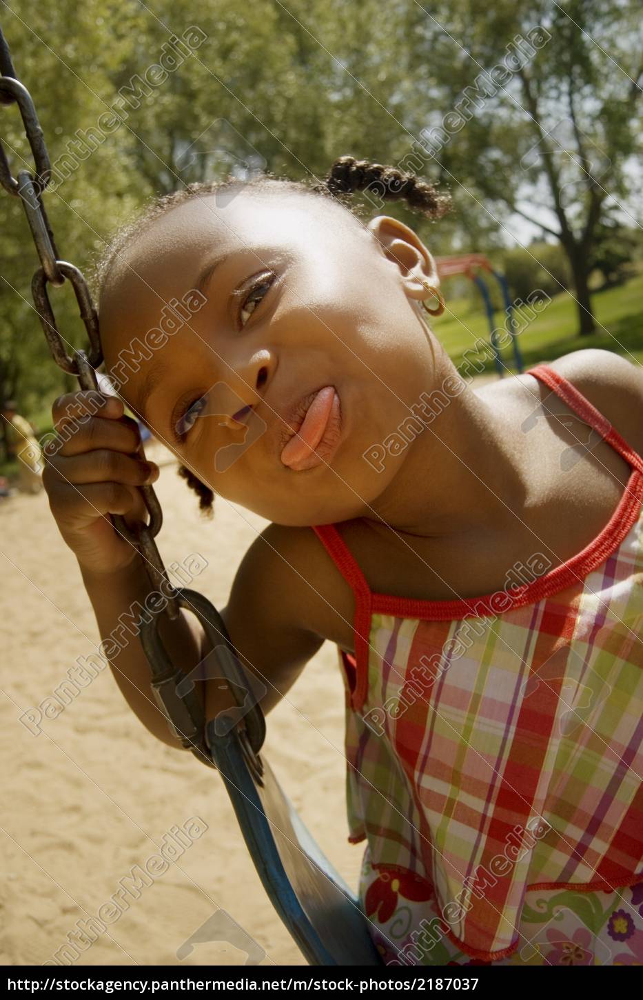 la chica joven sacando la lengua mientras que en el - Foto de archivo  #2187037 | Agencia de stock PantherMedia