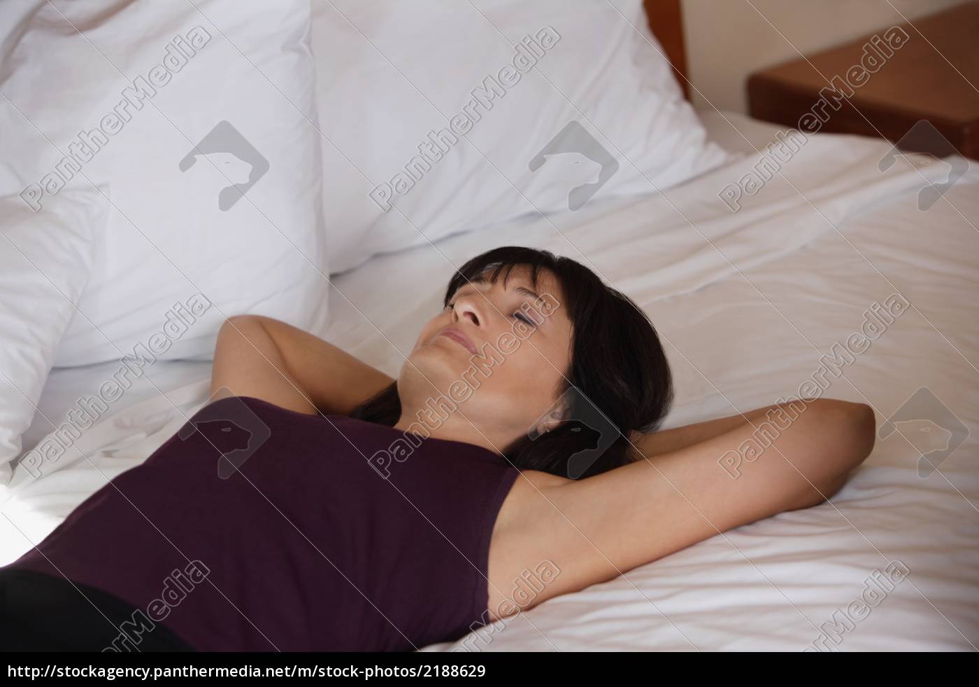 Mujer acostada en la cama - Stockphoto #2188629 | Agencia de stock  PantherMedia