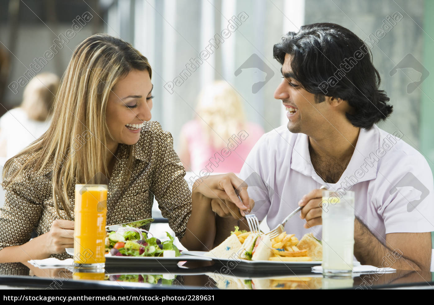 Casal em restaurante comendo e sorrindo foco seletivo - Fotos de arquivo  #2289631 | Banco de Imagens Panthermedia