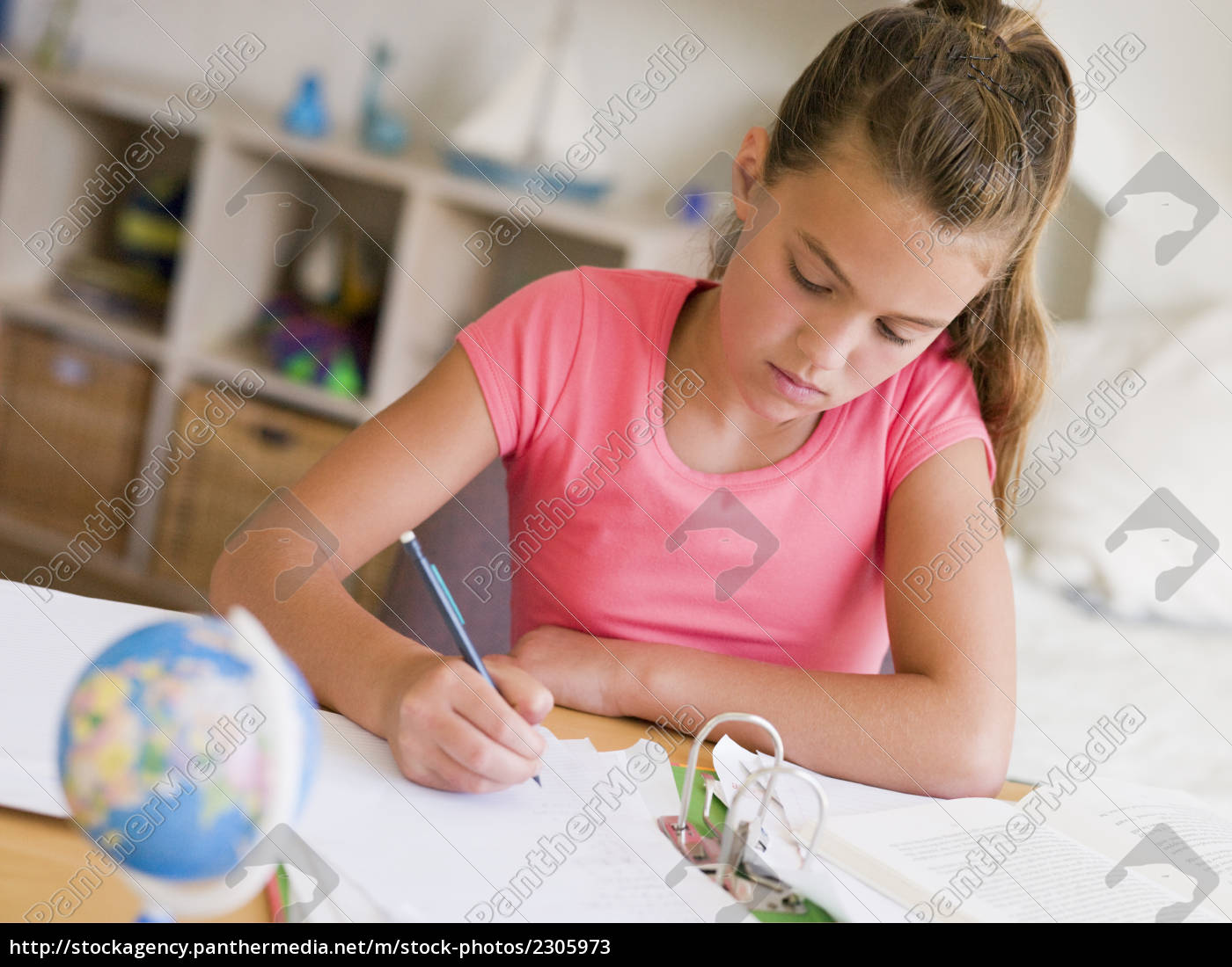 chica joven haciendo su tarea - Foto de archivo #2305973 | Agencia de stock  PantherMedia