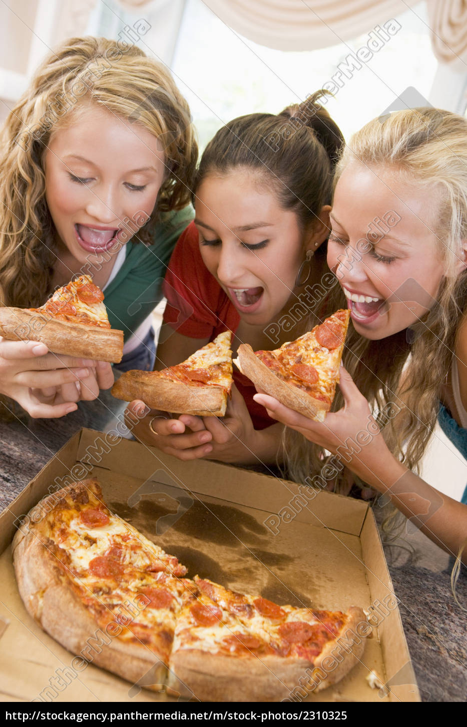 Adolescentes comendo pizza - Fotos de arquivo #2310325 | Banco de Imagens  Panthermedia