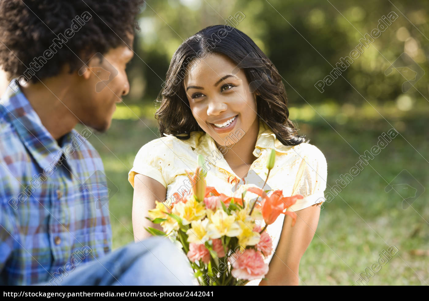 Homem dando flores para mulheres. - Fotos de arquivo #2442041 | Banco de  Imagens Panthermedia