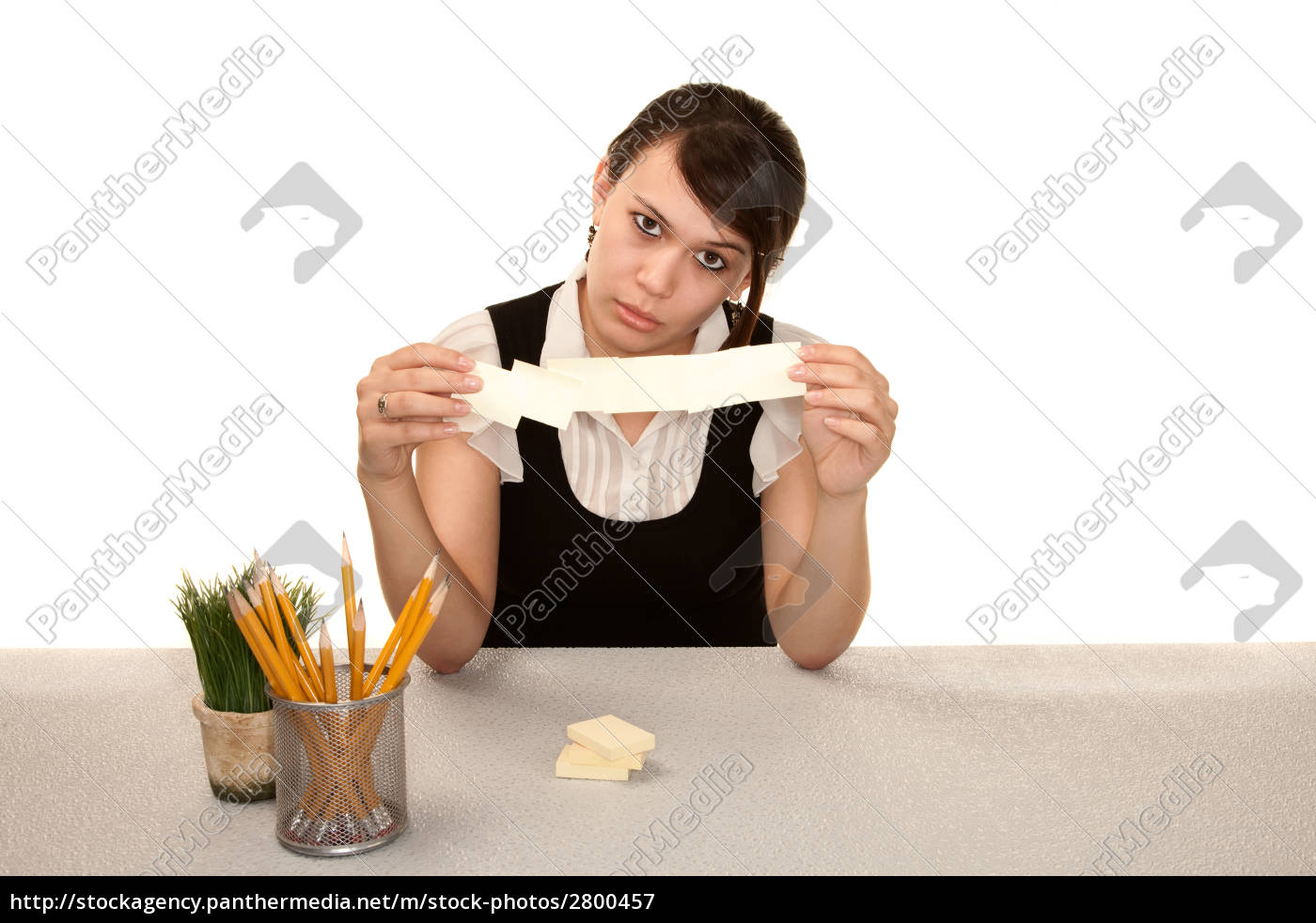 aburrido oficinista de sexo femenino en su escritorio - Foto de archivo  #2800457 | Agencia de stock PantherMedia