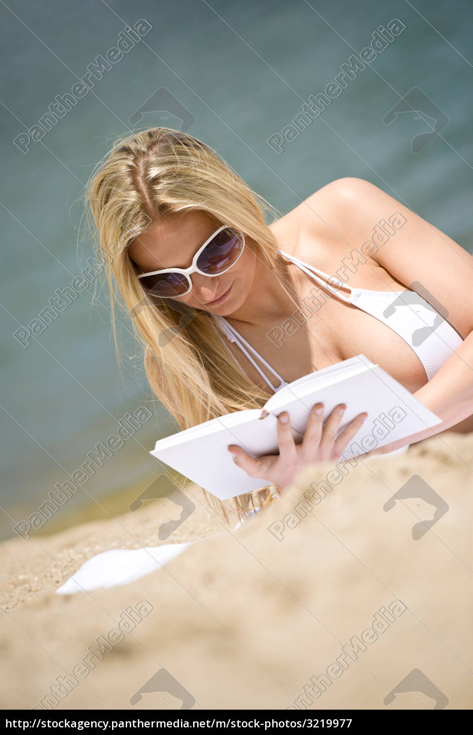 Mujer rubia relajarse en la playa - Foto de archivo #3219977 | Agencia de  stock PantherMedia