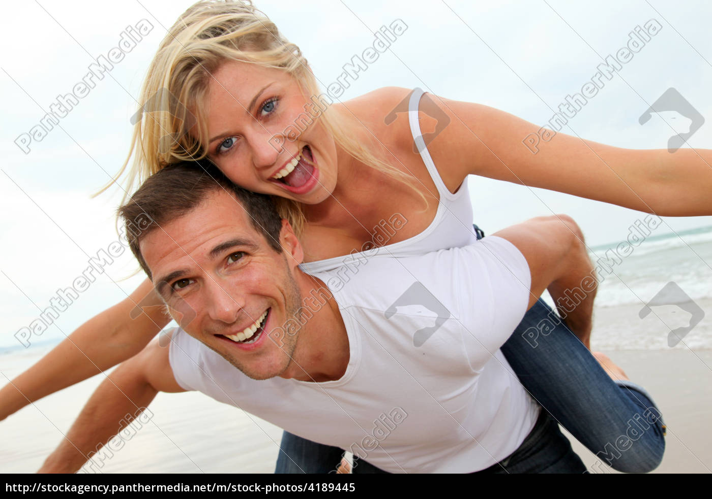 Uomo che scopa la donna sulla spiaggia - Foto stock #4189445 | Comprate  Immagini RF da Panthermedia