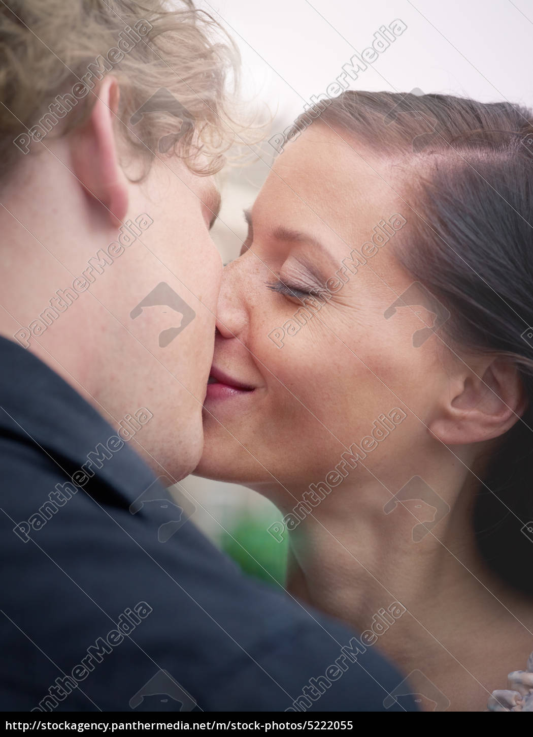 hombre y mujer besando y sonriendo - Stockphoto #5222055 | Agencia de stock  PantherMedia