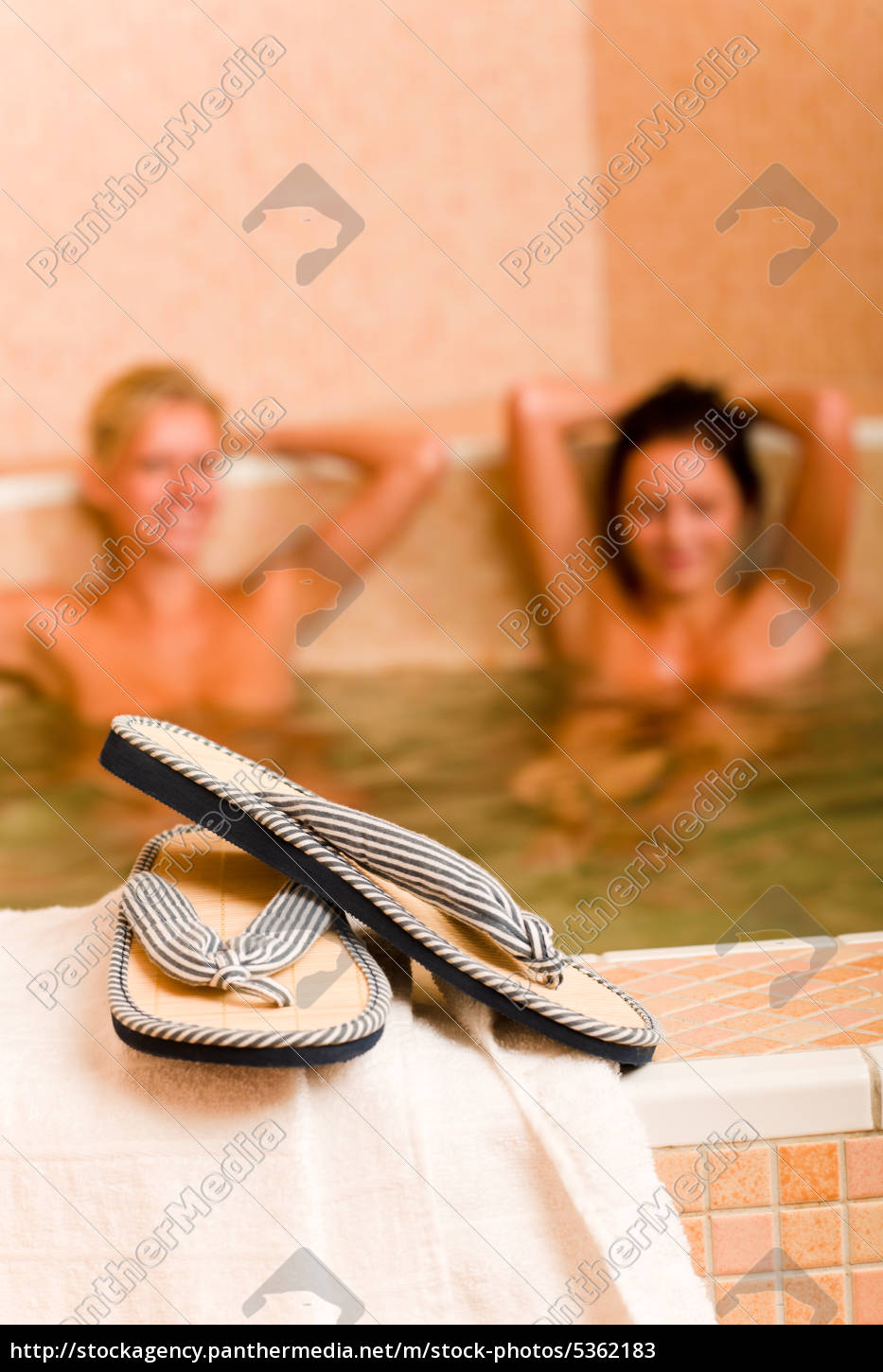 Relax spa piscina due donne nude all interno - Foto stock #5362183 |  Comprate Immagini RF da Panthermedia