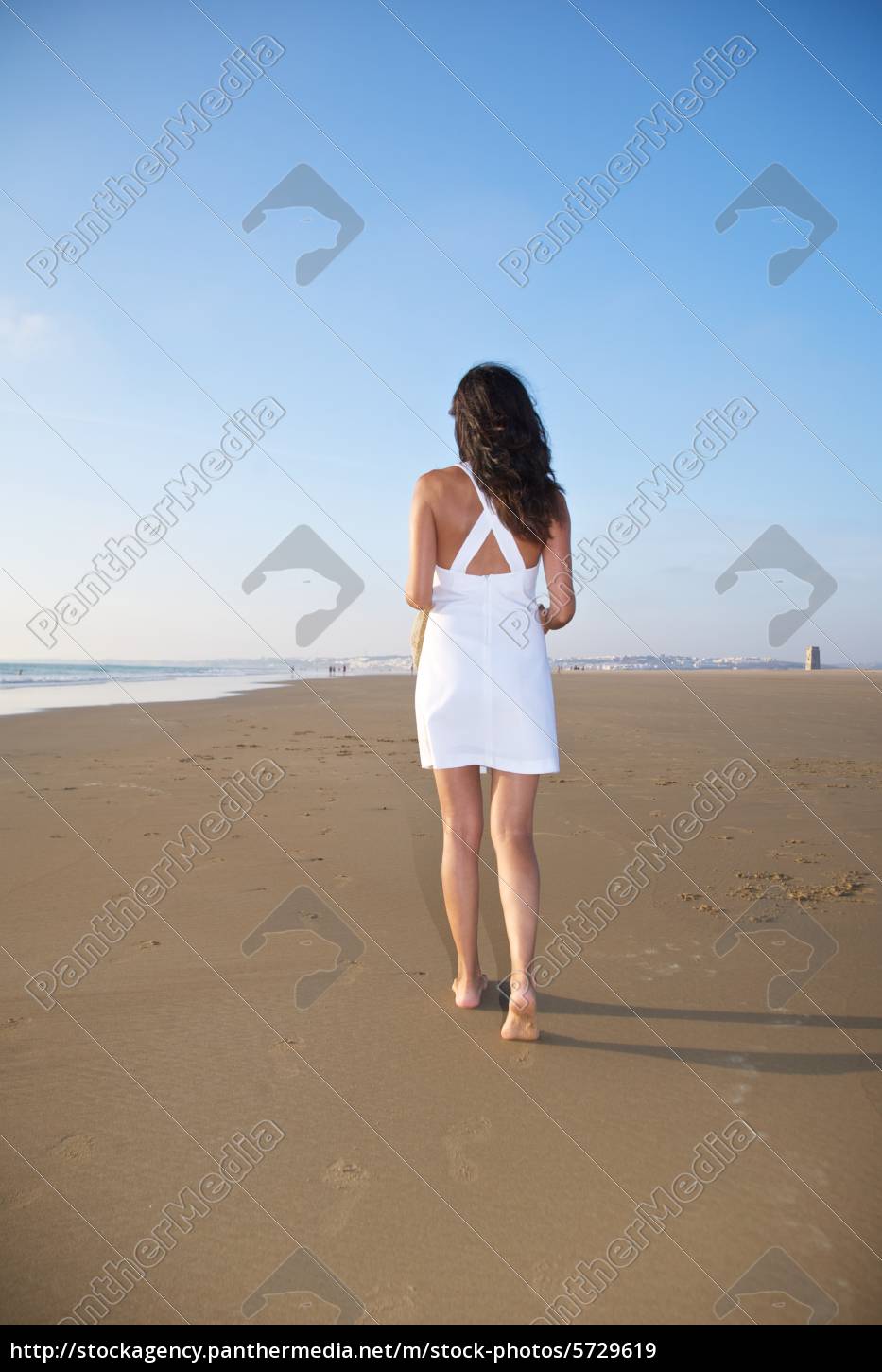 mulher vestido branco andando - Stockphoto #5729619 | Banco de Imagens  Panthermedia