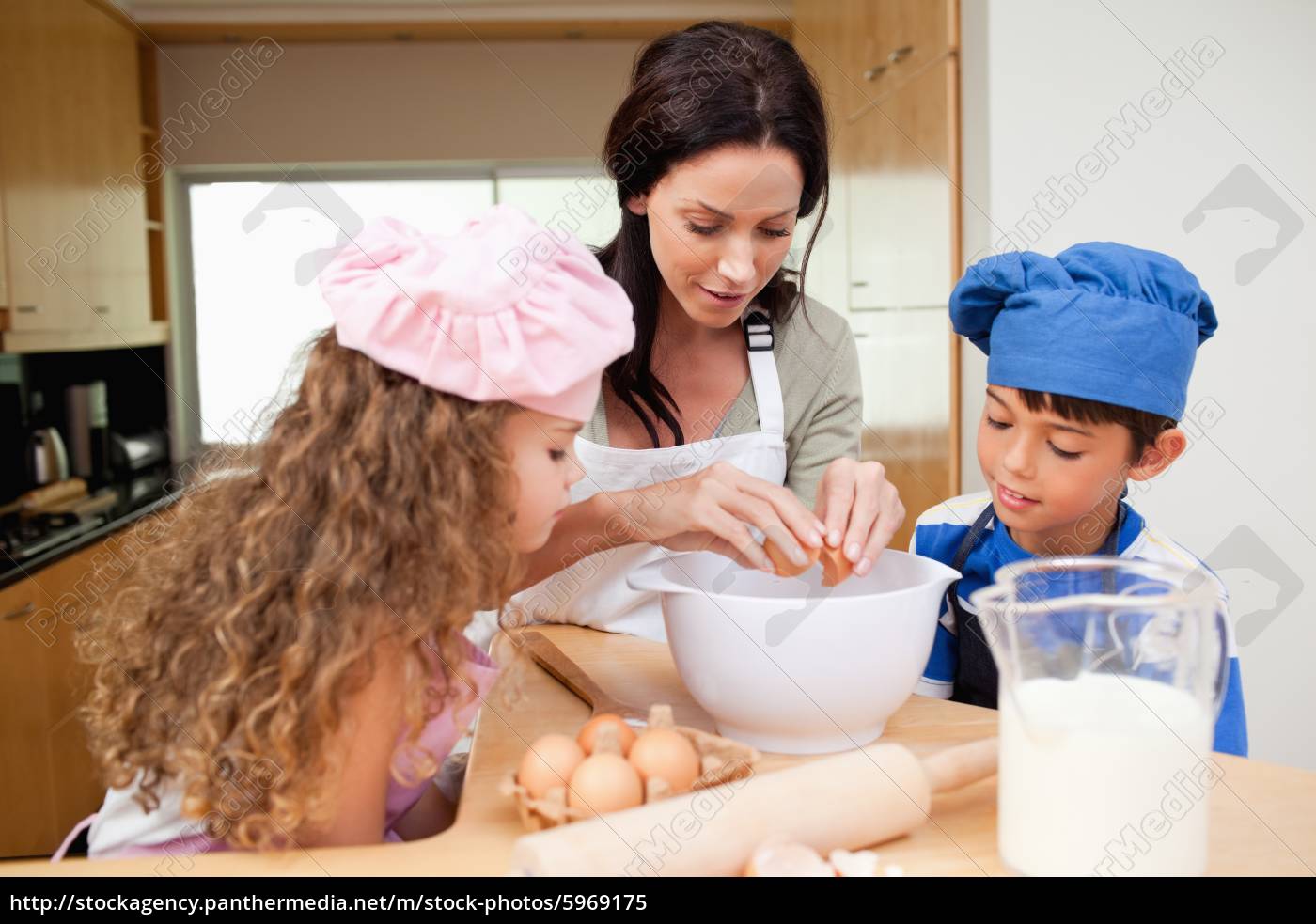 mutter macht plätzchen mit ihren kindern - Stockfoto #5969175 ...