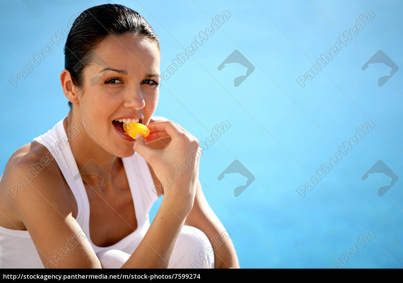 Mulher ajoelhada na piscina comendo frutas - Stockphoto #7599274 | Banco de  Imagens Panthermedia