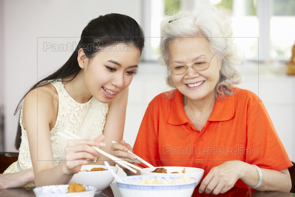 Mãe chinesa e filha adulta comendo juntos - Stockphoto #9340980 | Banco de  Imagens Panthermedia