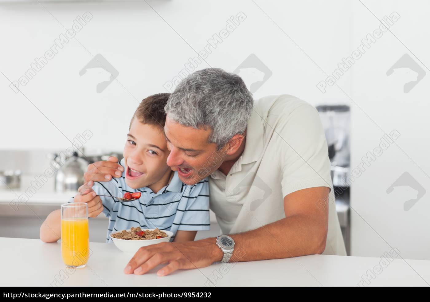 Pai e filho comendo cereal juntos durante o café da - Stockphoto #9954232 |  Banco de Imagens Panthermedia