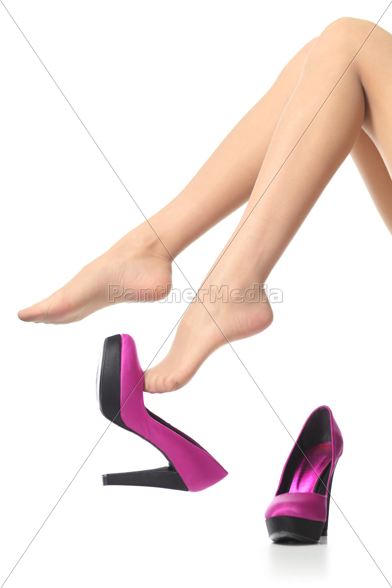 Belle gambe da donna con tacchi alti penzoloni - Stockphoto #10231227 |  Comprate Immagini RF da Panthermedia