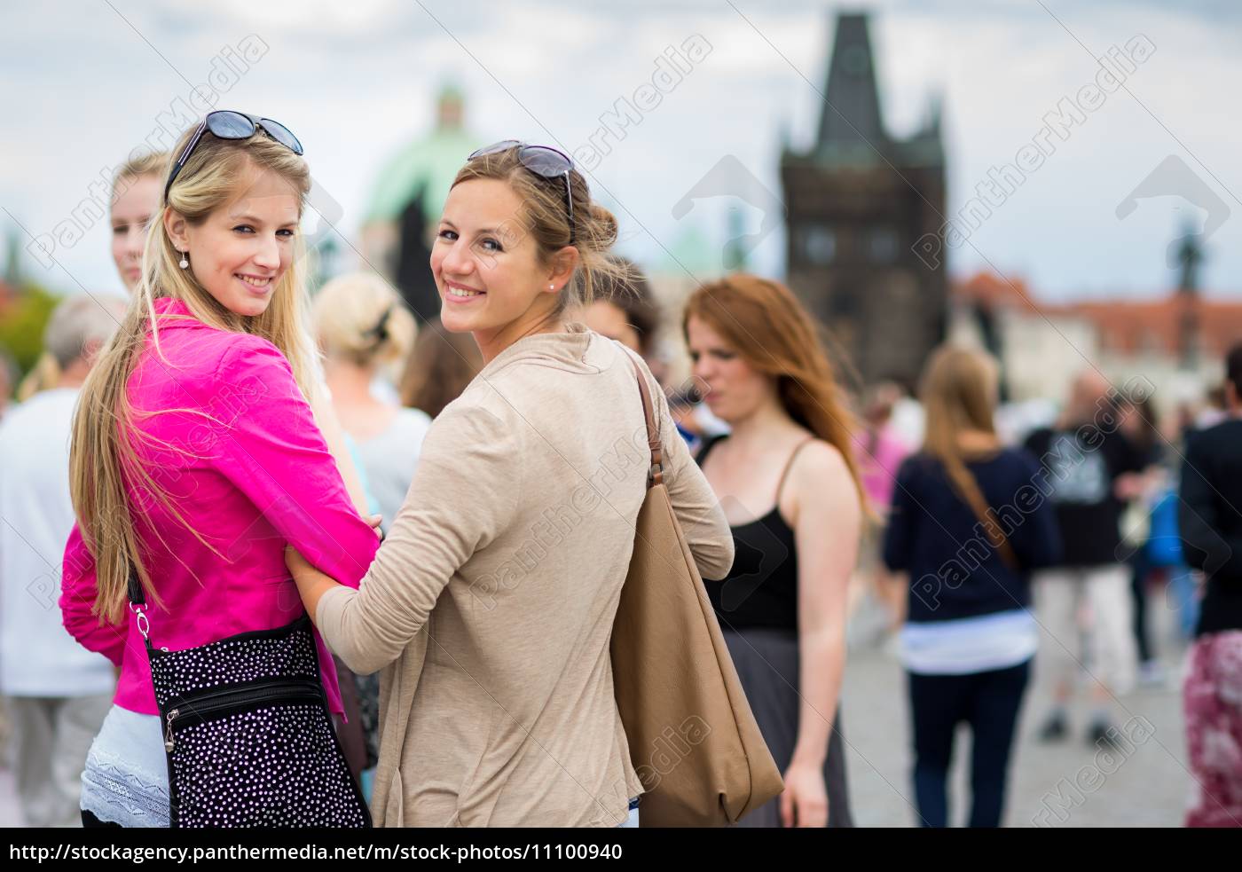 dos bonitas mujeres jóvenes que visita el centro - Stockphoto #11100940 |  Agencia de stock PantherMedia