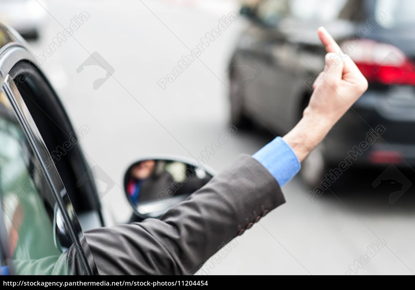 homem mostrando dedo médio de janela carro - Stockphoto #11204454 | Banco  de Imagens Panthermedia