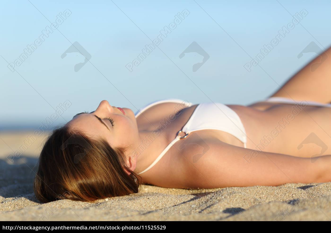 mulher linda tomando banho de sol deitado na praia - Stockphoto #11525529 |  Banco de Imagens Panthermedia