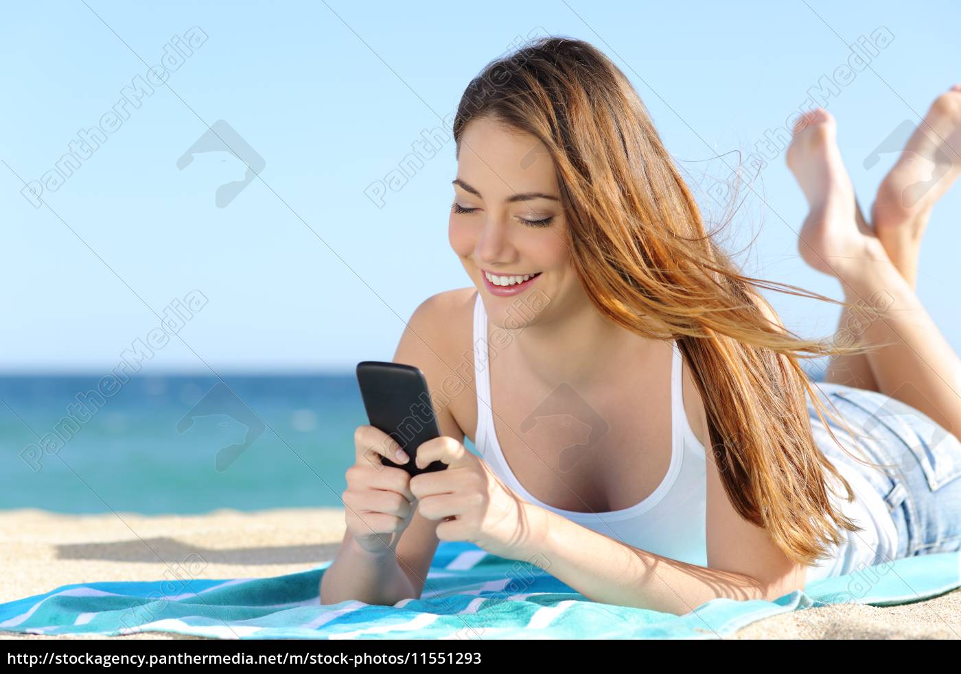 chica guapa adolescente usando un teléfono - Stockphoto #11551293 | Agencia  de stock PantherMedia