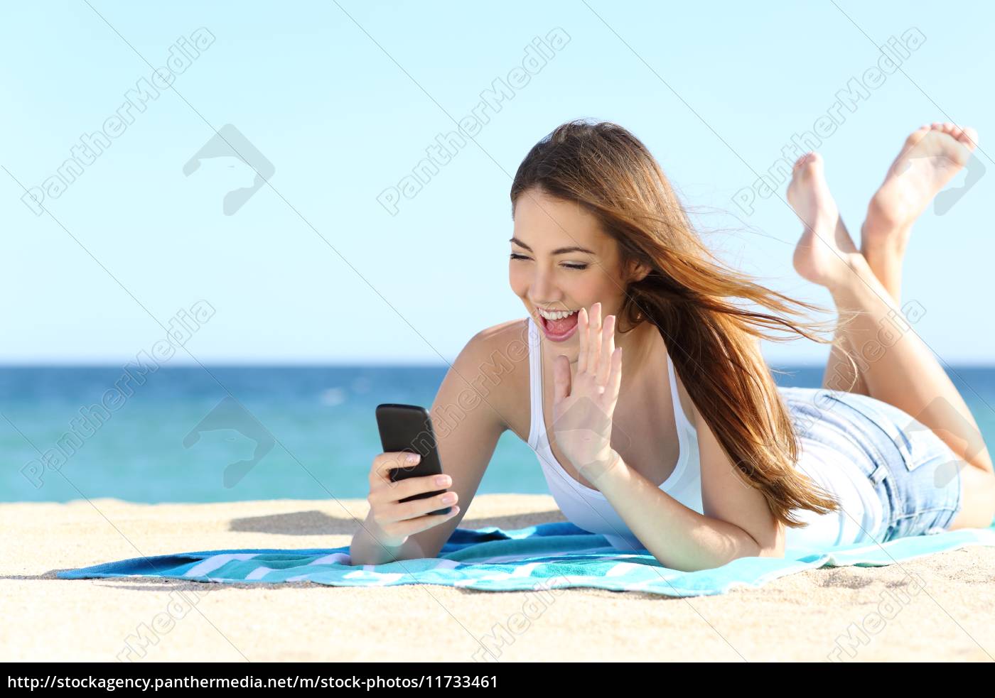 Adolescente chica saludando durante una videollamada - Foto de archivo  #11733461 | Agencia de stock PantherMedia