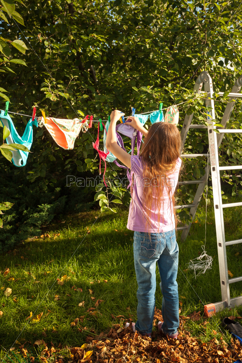 Ropa De Bebé Colgando En El Tendedero Al Aire Libre Fotos