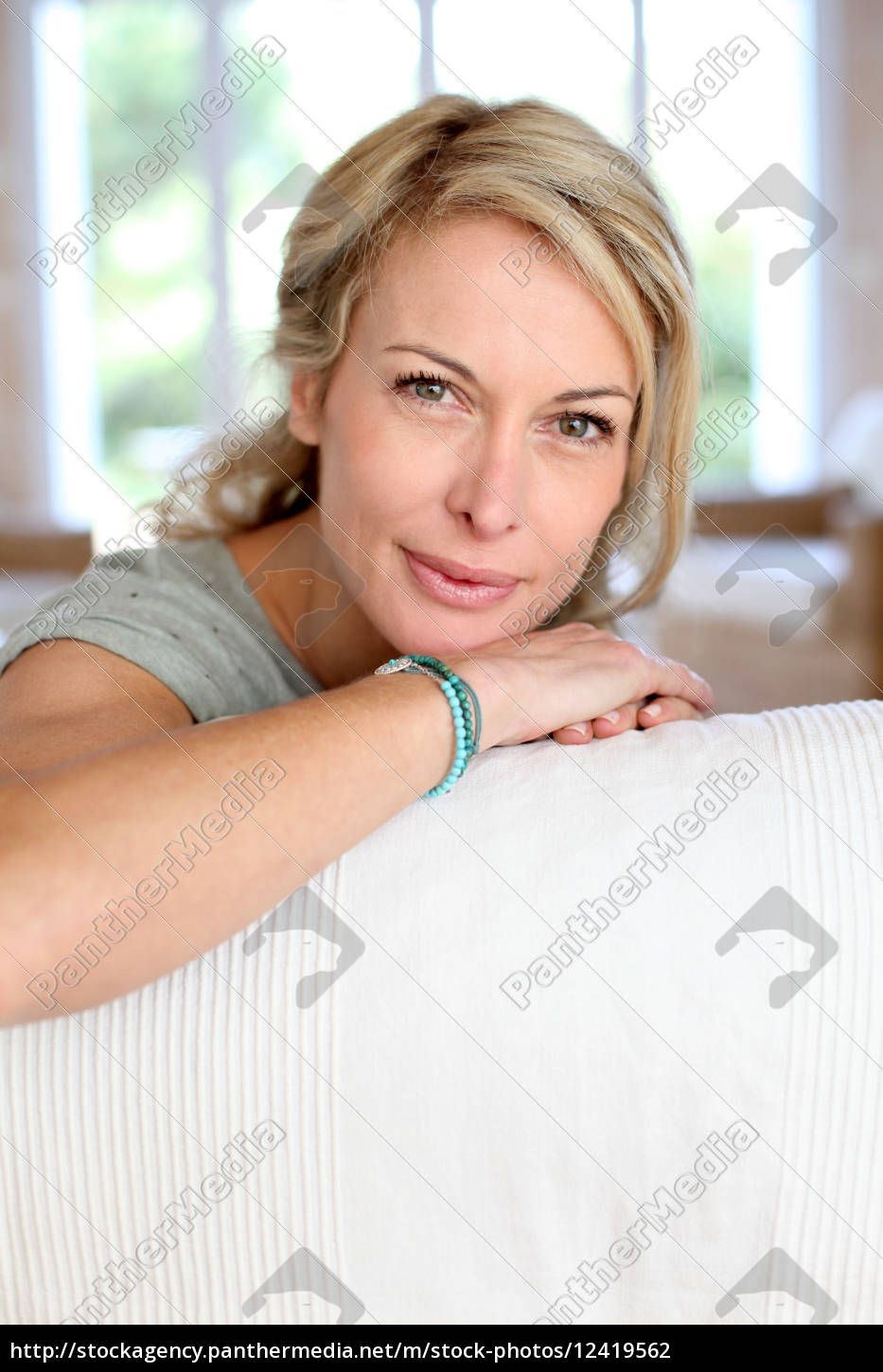 Linda mulher loira madura relaxando no sofá - Stockphoto #12419562 | Banco  de Imagens Panthermedia