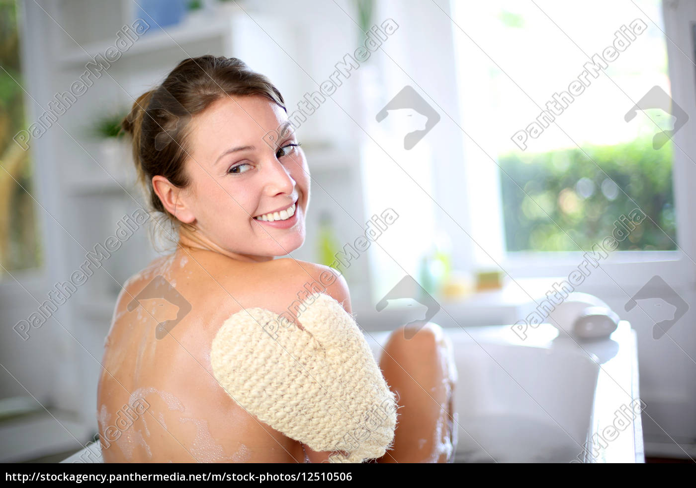 Mulher linda esfregando suas costas no banho - Stockphoto #12510506 | Banco  de Imagens Panthermedia