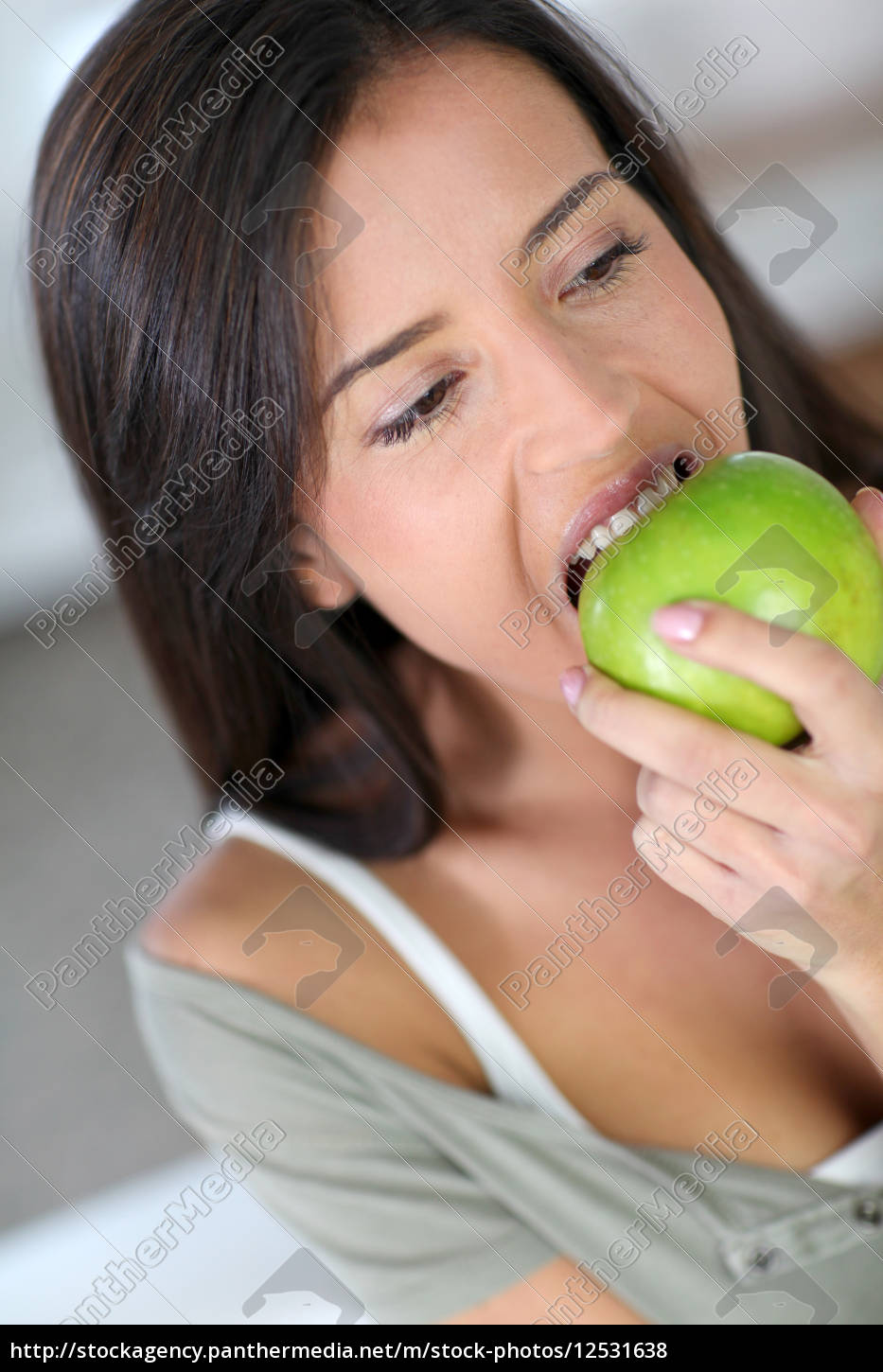 Retrato de mulher comendo uma maçã - Stockphoto #12531638 | Banco de  Imagens Panthermedia