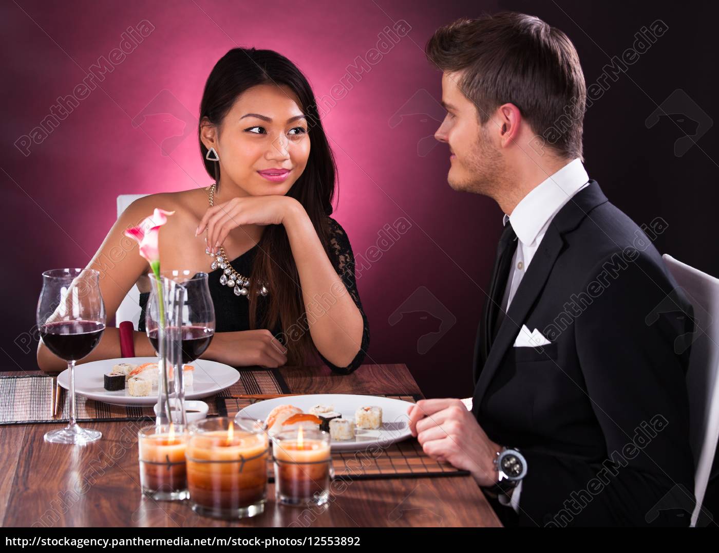 Casal comendo em restaurante - Stockphoto #12553892 | Banco de Imagens  Panthermedia