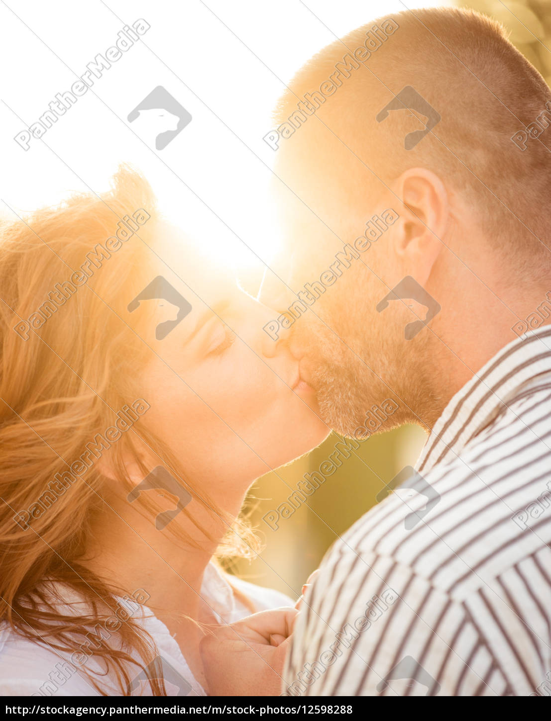 Casal apaixonado - beijo - Stockphoto #12598288 | Banco de Imagens  Panthermedia