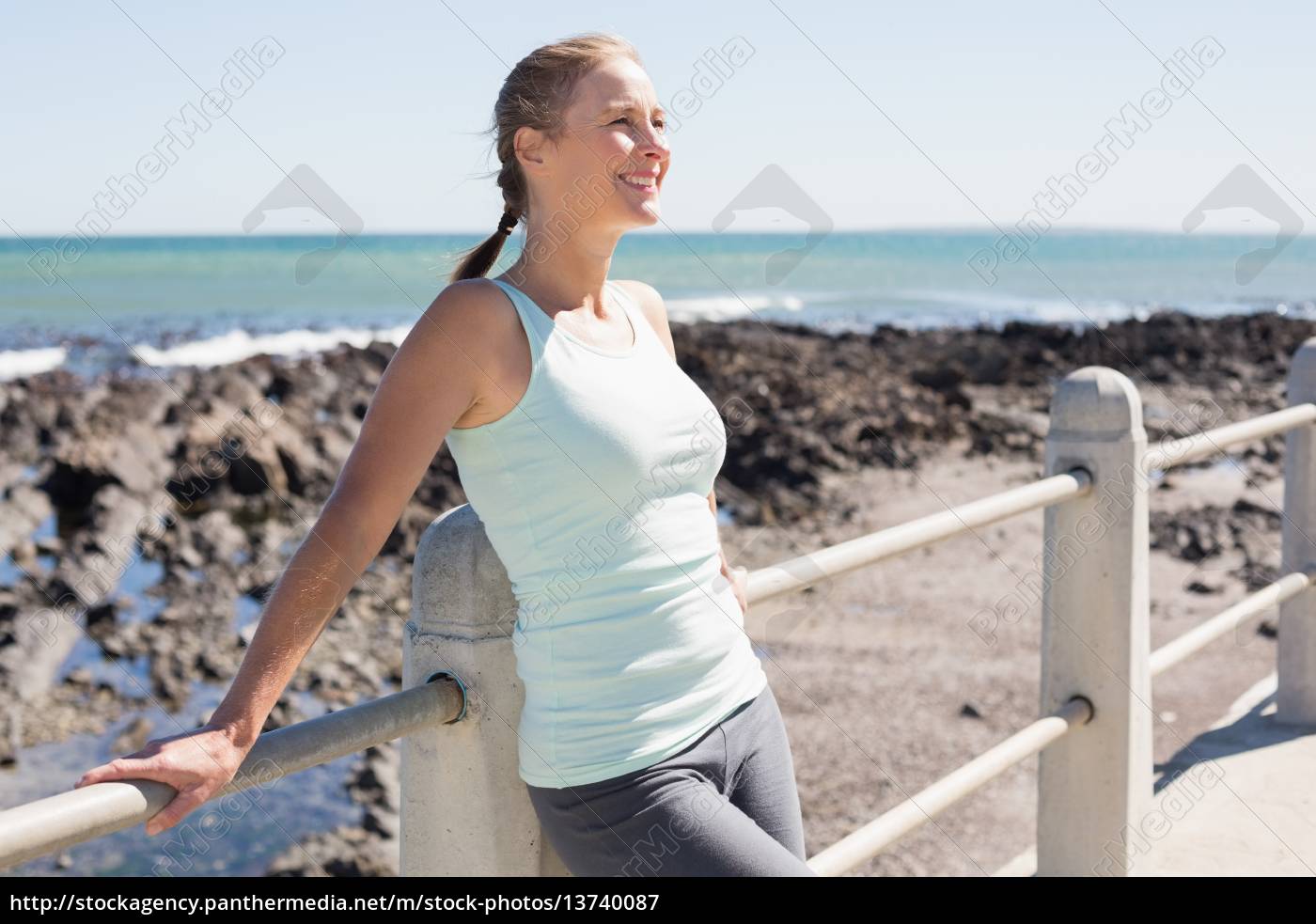 Donna matura in forma in piedi sul molo - Stockphoto #13740087 | Comprate  Immagini RF da Panthermedia