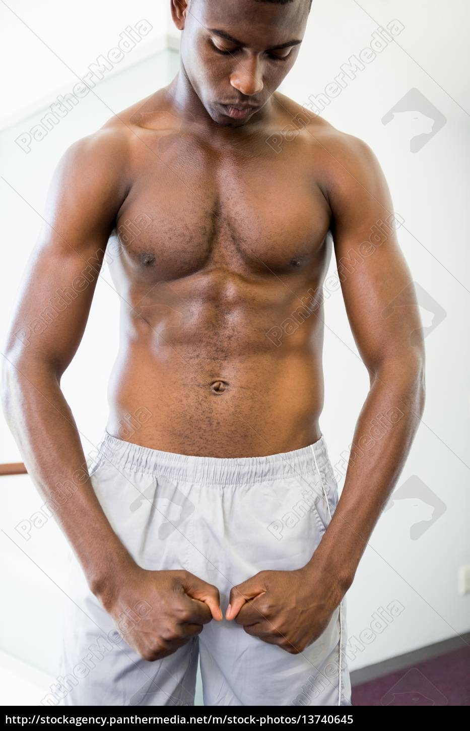 Hombre musculoso sin camisa gritando mientras flexiona - Stockphoto  #13740645 | Agencia de stock PantherMedia