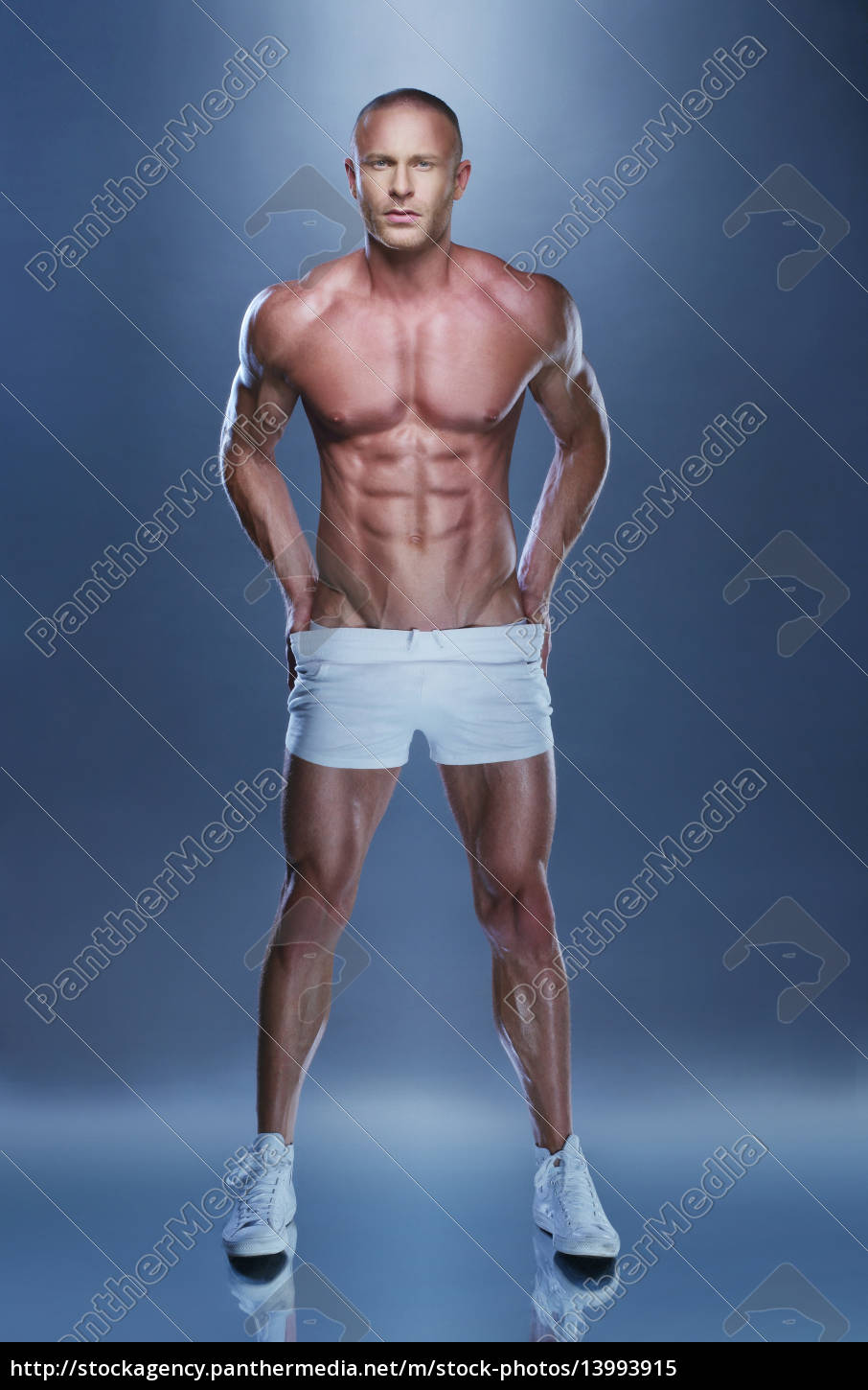 Hombre musculoso sin camisa de pie sobre fondo gris - Foto de archivo  #13993915 | Agencia de stock PantherMedia