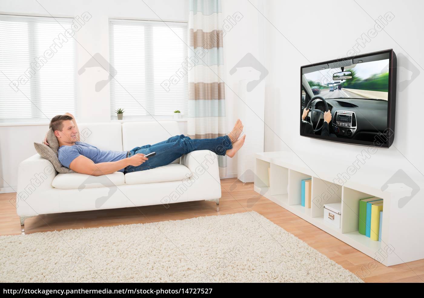 Hombre viendo película en casa - Foto de archivo #14727527 | Agencia de  stock PantherMedia